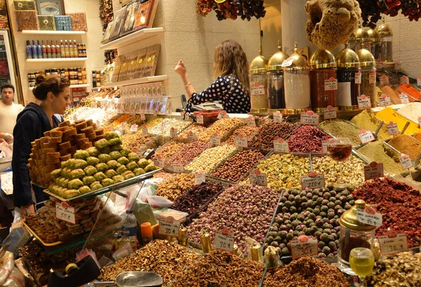 Estambul, comercio de dulces orientales en el mercado egipcio . — Foto de Stock