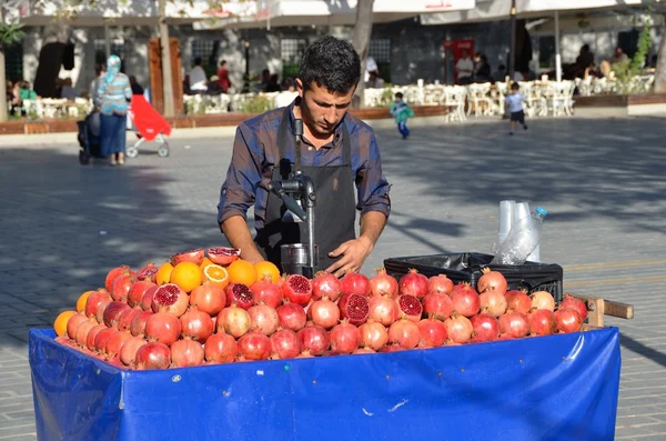 Istanbul, a seller of Pomegranate juice. — Stock Photo, Image