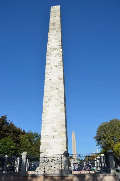 Constantine's obelisk at the Hippodrome in Istanbul. — Stock Photo, Image