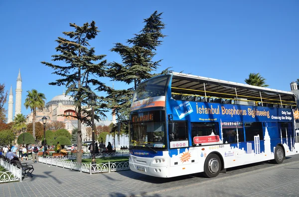 Istanbul toeristische bus voordat de Heilige sophia. — Stockfoto