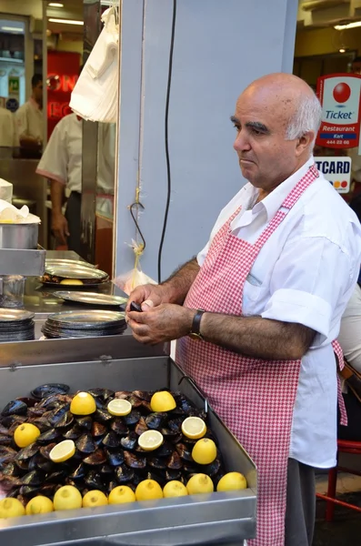 Istanbul, the seller of the mussels. — Stock Photo, Image