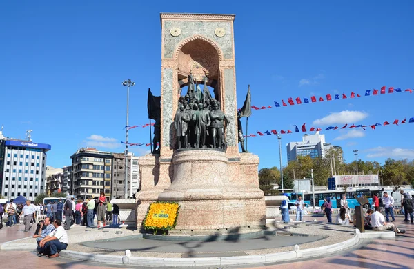 Oberoende monument på Taksimtorget i istanbul. — Stockfoto