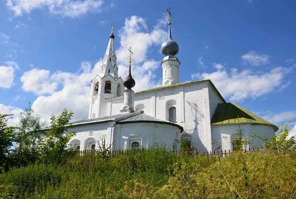 Suzdal で kozmodemyanskaya 教会。ロシアの金の指輪. — ストック写真