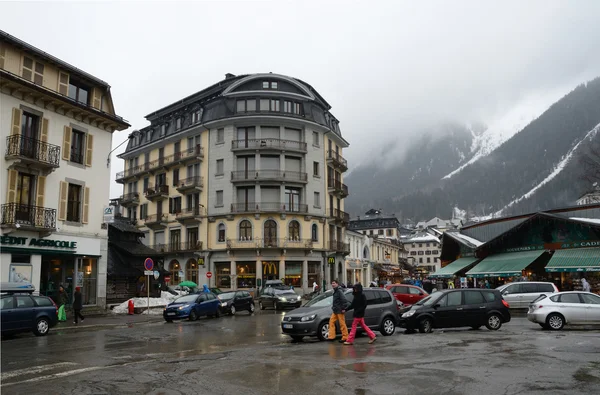 França, a estância de esqui de Chamonix na chuva e nevoeiro . — Fotografia de Stock