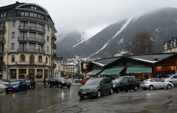 França, a estância de esqui de Chamonix na chuva e nevoeiro . — Fotografia de Stock