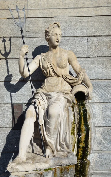 Italia, Aosta, la escultura que adorna la fachada del Ayuntamiento (municipio ). — Foto de Stock