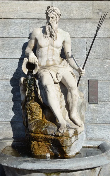 Italia, Aosta, la escultura que adorna la fachada del Ayuntamiento (municipio ). — Foto de Stock