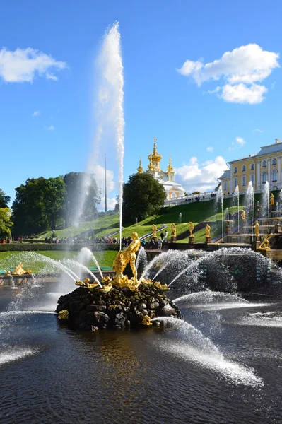 St. Peterburg, Russia, fountains in the lower park of Petergof, Samson. — Stock Photo, Image