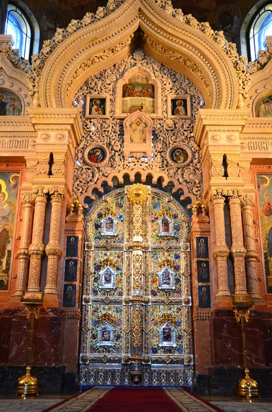 Panorama av st petersburg, ikonostas av domkyrkan av spass på blod. — Stockfoto