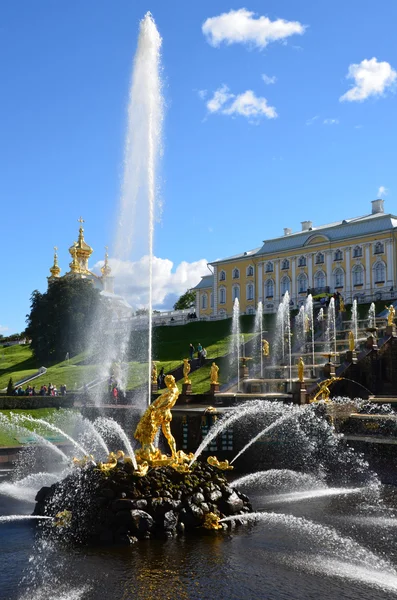 Fountains in the lower park of Petergof, Samson. — Stock Photo, Image