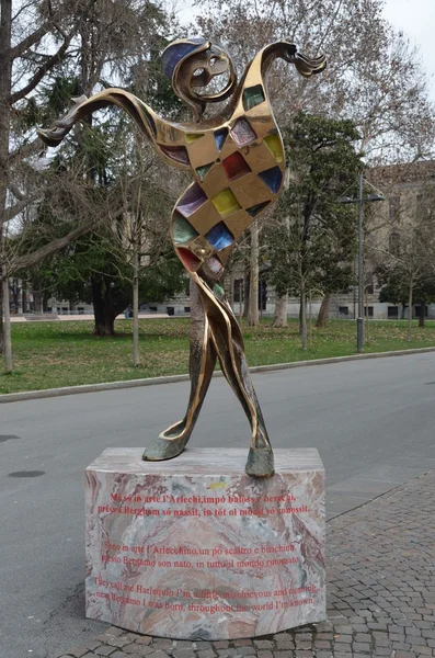 Italien, monument av truffaldino från bergamo. — Stockfoto