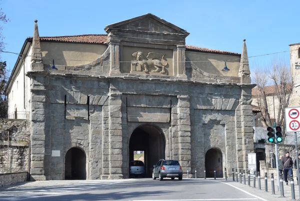 Itálie, městská brána bergamo. — Stock fotografie