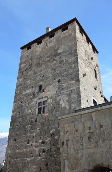 Itália, Aosta, as torres de relógio da cidade antiga . — Fotografia de Stock
