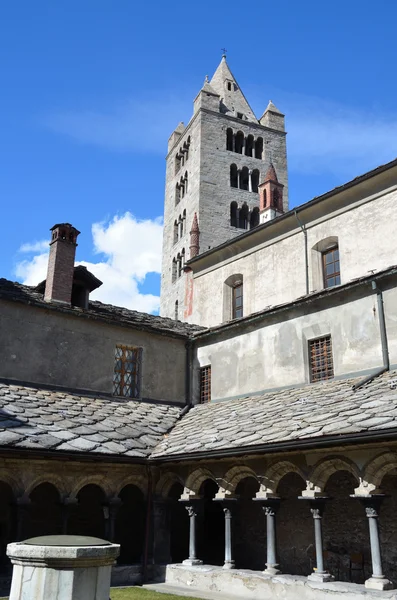 Italien, aosta, gamla kyrkan av peter och urs. — Stockfoto