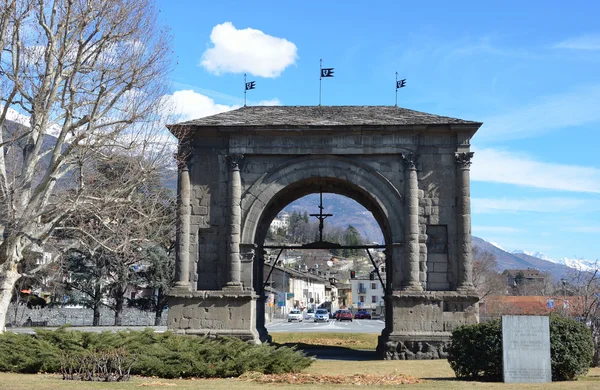 Italien, aosta, bågen av augustus. — Stockfoto