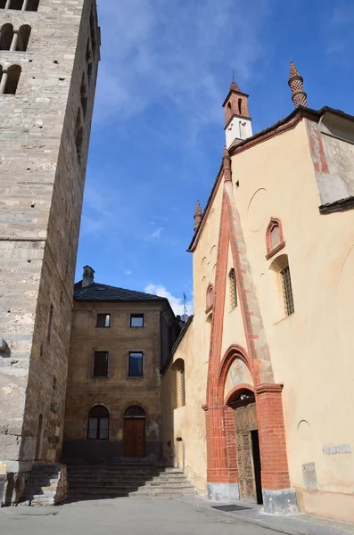 Itálie, aosta, starobylého kostela Petra a urs. — Stock fotografie