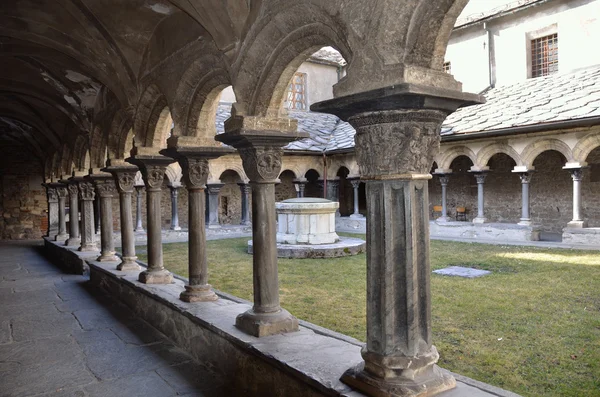 Italië, aosta, oude kerk peter en urs. — Stockfoto