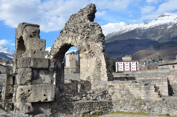 Italien, blick auf aosta, romano thiatre. — Stockfoto