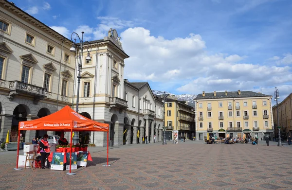 Italia, vistas de Aosta, la plaza de Emilio Shanu con el municipio . —  Fotos de Stock