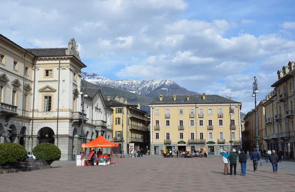 Italien, utsikt över aosta, kvadrera av emilio shanu med kommun. — Stockfoto