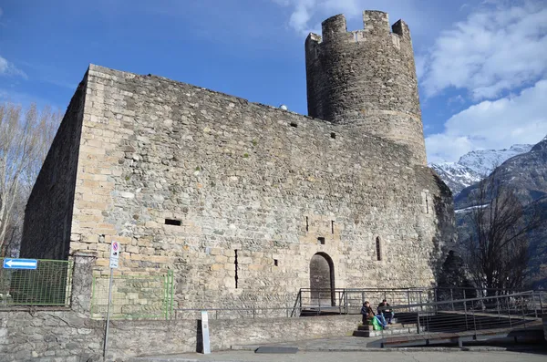 Italia, Aosta, la torre de Bramafam en la ciudad antigua, 12-13 siglos . — Foto de Stock