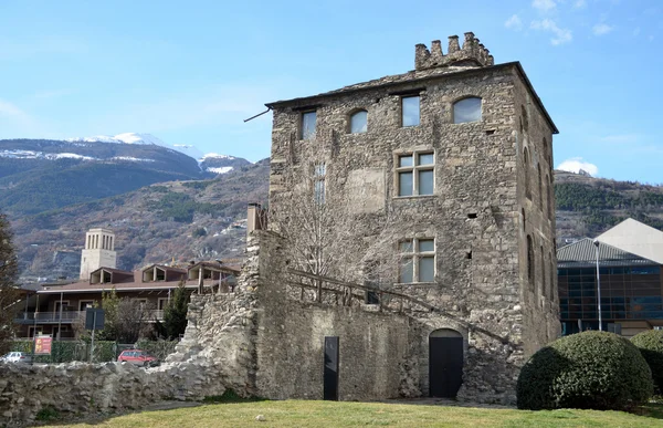 Italia, Aosta, la torre de Lebbroso en la antigua ciudad, siglo 12 . — Foto de Stock