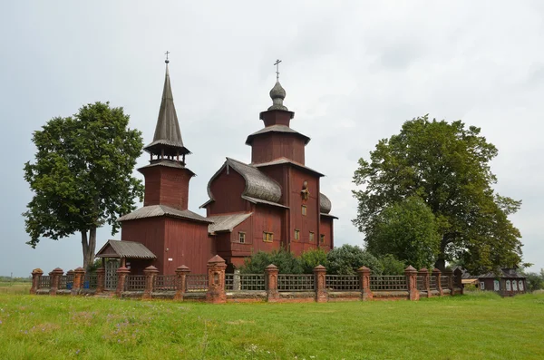 La iglesia de Ioan Bogoslov en Ishnya en Rostov. Anillo de oro de Rusia . — Foto de Stock