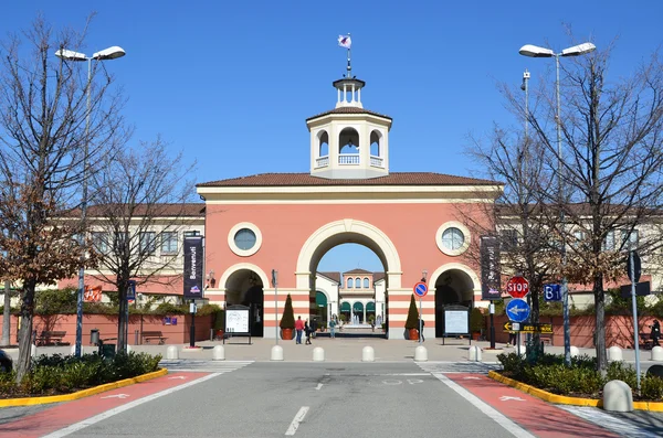İtalya, Milano, serravalle outlet.