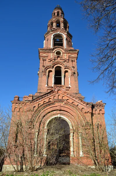 Klocktornet i raserad peter och paul kloster i staden yuryev-polsky — Stockfoto