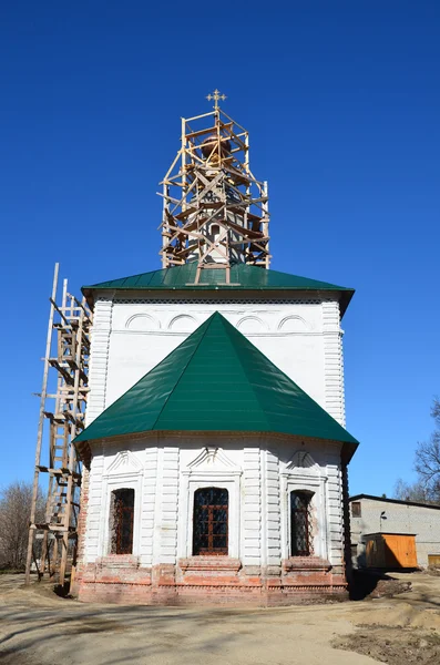 La restauración de la iglesia Voznesenskaya en Yuryev-Polsky. Anillo de oro de Rusia . — Foto de Stock