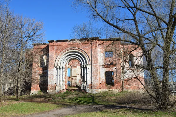 Uspenskaya Kirche (ruiniert) in Peter-und-Paul-Kloster in der Stadt Jurjew-polski — Stockfoto