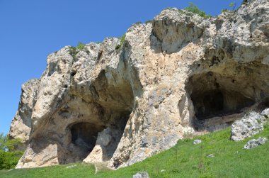 Rusya, adygeya, ilkbaharda dağ manzarası. Rock 