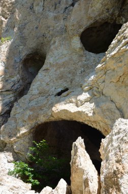 Rusya, adygeya, ilkbaharda dağ manzarası. Rock 