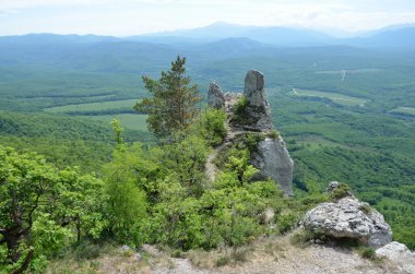 Rusya, adygeya, ilkbaharda dağ manzarası. Rock ridge una-koz 