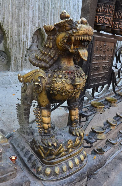 Непал, Катманду, мифический зверь в буддийском храмовом комплексе Сваямбхунатха — стоковое фото