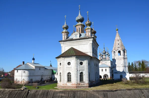 ユーリエフ ・ ポリスキーの町で光り輝く arhangelskiy 修道院。ロシアの金の指輪. — ストック写真