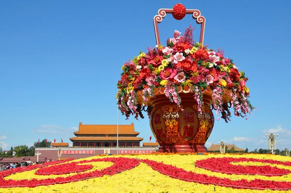 Chine, Pékin, grand lit de fleurs sur la place Tiananmen . — Photo