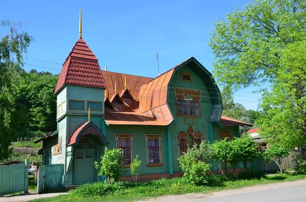 Houten appartement gebouw in de stad van Gorochovets. — Stockfoto