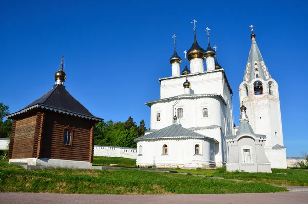 Monastère Svyato-Troitsky Nikolsky (Sainte Trinité Nicolas) sur la montagne Pudjalova dans la ville de Gorokhovets. Bague d'or de la Russie . — Photo