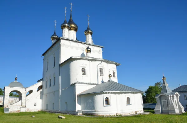 Mosteiro Svyato-Troitsky Nikolsky (Santíssima Trindade Nicolau) na Montanha Pudjalova, na cidade de Gorokhovets. Anel de ouro da Rússia . Imagens Royalty-Free