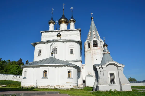 Monasterio Svyato-Troitsky Nikolsky (Santísima Trinidad Nicolás) en la montaña Pudjalova en la ciudad de Gorokhovets. Anillo de oro de Rusia . Fotos de stock libres de derechos