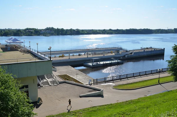 Yaroslavl, embankment of Volga River in the morning. Golden ring of Russia. — Stock Photo, Image