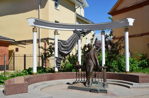 Yaroslavl, monument to the opera singer Leonid Sobinov. — Stock Photo, Image