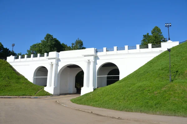 Jaroslavl, witte stenen brug bij de ingang van de dijk van de Wolga — Stockfoto