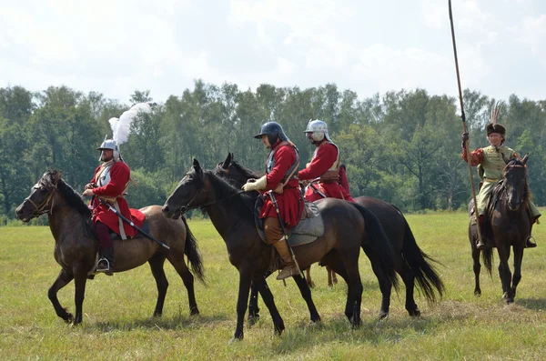 Hombres en trajes guerreros de 16 centuryon caballo, la reconstrucción de la batalla de molodi, región de Moscú — Stockfoto