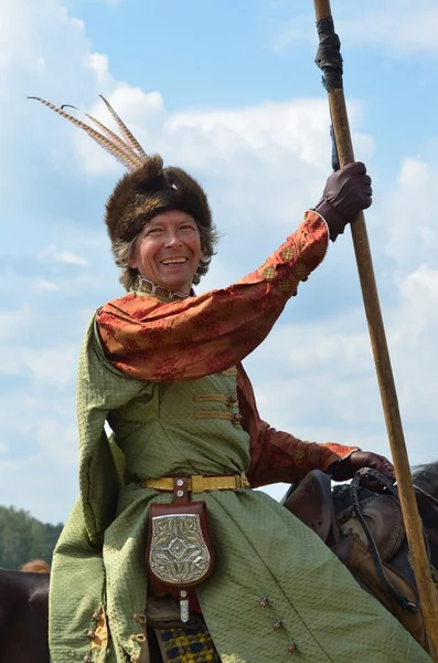 Man in pak krijger uit 16 eeuw voor de wederopbouw van de slag van molodi, Moskou regio — Stockfoto