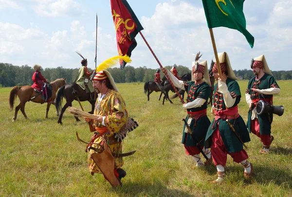 Uomini in giacca e cravatta guerrieri del XVI secolo prima della ricostruzione della battaglia di Molodi, regione di Mosca — Foto Stock