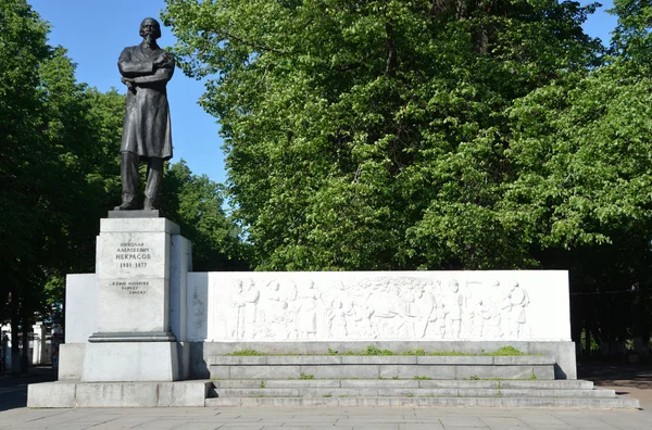 N. a. ネクラーソフ、ヤロスラヴリの記念碑. — ストック写真