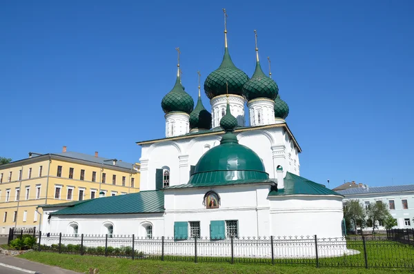 De kerk van kuuroorden op de stad in Jaroslavl. gouden ring van Rusland. — Stockfoto