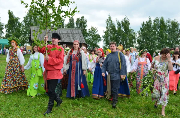 Rússia, celebração da Trindade em Suzdal . — Fotografia de Stock